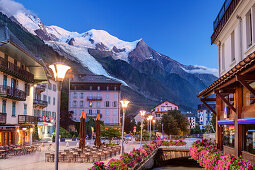 Zentrum von Chamonix am Abend mit Mont Blanc, Chamonix, Grajische Alpen, Savoyer Alpen, Haute-Savoie, Frankreich