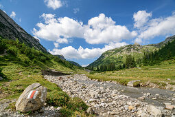 Lech fließt durch Gebirgstal, Lechweg, Lechquellengebirge, Vorarlberg, Österreich