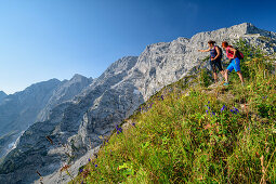 Zwei Frauen beim Wandern steigen zum Hohen Göll auf, Schustersteig, Hoher Göll, Berchtesgadener Alpen, Oberbayern, Bayern, Deutschland