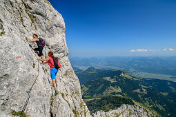 Zwei Frauen steigen über versicherten Steig zum Göll auf, Schustersteig, Hoher Göll, Berchtesgadener Alpen, Oberbayern, Bayern, Deutschland
