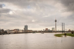 Blick zur Rheinkniebrücke und dem Rheinturm (Düsseldorfer Fernsehturm), Düsseldorf, Nordrhein-Westfalen, NRW, Deutschland