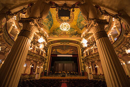 Blick auf die leere Bühne, die Logen und die Decke des Amazonas-Theaters (Teatro Amazonas), Manaus, Amazonas, Brasilien, Südamerika
