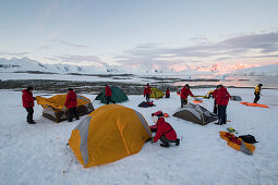 Die Passagiere von Expeditions Kreuzfahrtschiff MS Bremen (Hapag-Lloyd Kreuzfahrten) richten ihr Übernachtungslager auf einer flachen schneebedeckten Ebene aus, nahe Port Lockroy, Wiencke Island, Antarktis