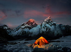 Mount Everest bei Sonnenaufgang (Mt Nuptse rechts), Kala Patthar, Khumbu, Nepal, Asien
