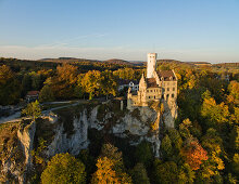 Schloss Lichtenstein, Honau, Biosphärengebiet, Schwäbische Alb, Reutlinger Alb, Baden-Württemberg, Deutschland (Genehmigung für Überflug vorhanden)