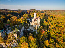 Schloss Lichtenstein, Honau, Biosphärengebiet, Schwäbische Alb, Reutlinger Alb, Baden-Württemberg, Deutschland (Genehmigung für Überflug vorhanden)