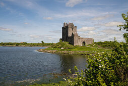 Die Ruine von Dunguaire Castle liegt am äußersten Ende einer verwinkelten Meeresbucht, nahe Kinvara, County Galway, Irland, Europa