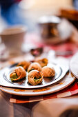 Escargots (Schnecken) auf dem Tisch in La Mère Catherine Restaurant, Place du Tertre, Montmartre, Paris, Frankreich, Europa