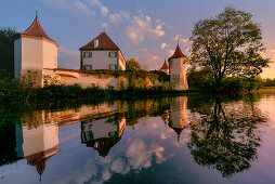 Blick über den Teich auf Schloss Blutenburg, Obermenzing, München