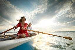 Zwei junge Frauen in einem Ruderboot, Starnberger See, Bayern, Deutschland