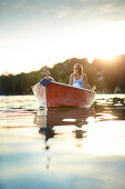 Mutter und Tochter in einem Ruderboot auf dem Wörthsee, Bayern, Deutschland