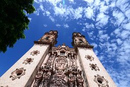 Blick von unten auf die Türme der Igleisia de Santa Prisca in der kolonialen Altstadt von Taxco, Mexiko