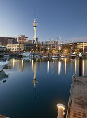 Winyard Crossing, Viaduct Bassin, Sky Tower, Auckland, Nordinsel, Neuseeland, Ozeanien