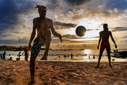 Junge Leute spielen in der Abenddämmerung Fußball am Strand, Insel Santiago, Kap Verde