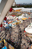 Blick vom Riesenrad auf das Oktoberfest in München samt Schatten, Bayern, Deutschland