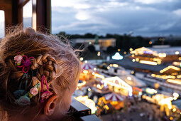 Blick eines Mädchens vom Riesenrad auf das Okroberfest, München, Bayern, Deutschland