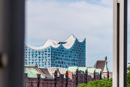 Blick auf die Speicherstadt mit dem Konzerthaus Elbphilharmonie, Hafencity, Hamburg, Deutschland