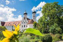 Klosteranlage und Zwiebeltürme der ehemaligen Abtei der Benediktiner, Kloster Benediktbeuern, Bayern, Deutschland