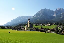 Kirche Heiliges Kreuz in Going am Wilden Kaiser, Tirol, Österreich