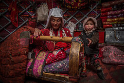 Kirgisin mit Kindern in Jurte, Afghanistan, Asien
