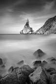 Blick auf die Felsen vom Praia da Ursa, im Vordergund kleine Felsen, Colares, Sintra, Portugal