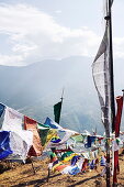 Aufgehängte Gebetsfahnen hoch in den Bergen über Thimphu, Bhutan