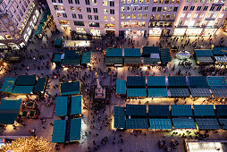 Blick auf den Weihnachtsmarkt auf dem Marienplatz vom Rathausturm aus, München, Bayern, Deutschland