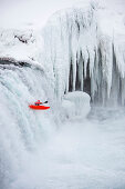 Winterliche Kajakfahrt auf dem Godafoss im Norden von Island