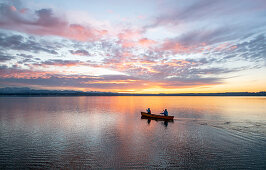 Abendliche Kanufahrt im Kanadier auf dem Starnberger See, Bayern, Deutschland