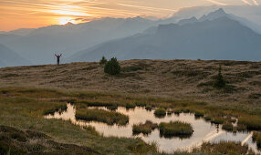Wanderer genießt Sonnenaufgang überm Melchboden, Zillertal, Tirol, Österreich