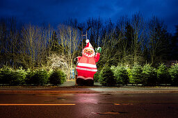 Großer Weihnachtsmann als Dekoration bei einem Christbaumverkauf, München, Bayern, Deutschland