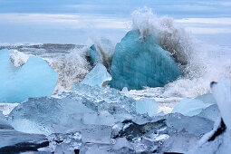 Eisschollen am schwarzen Diamant-Strand im Südosten Islands, Breidamerkursandur, Island, Europa