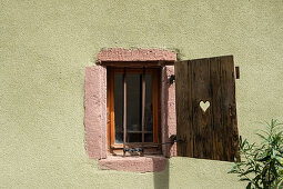 Fensterläden in Fachwerkhaus in Eguisheim im Elsass, Frankreich, Europa