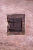 Fensterläden in Fachwerkhaus in Eguisheim im Elsass, Frankreich, Europa