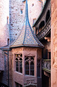 Blick auf den Treppenturm im Innenhof von Hochkönigsburg, Orschwiller, Elsass, Frankreich, Europa