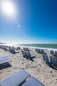 Leere Liegestühle am Strand vom Golf von Mexiko im Gegenlicht, Fort Myers Beach, Florida, USA