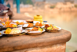 Radhakund, Vrindavan, Uttar Pradesh, Indien, Teller bereitet für die Opferzeremonie für Radhakund