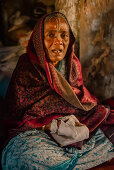 Radhakund, Vrindavan, Uttar Pradesh, Indien, Witwe singt Mantra