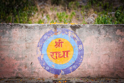 Govardhan, Uttar Pradesh, Indien, der Name der Gottheit Radha wird überall in Vrindavan an Bäume und Häuser gemalt