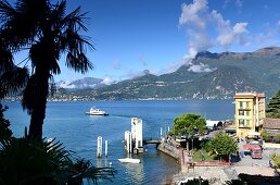 Fähre verlässt den kleinen Hafen von Varenna an der Ostseite, Comer See, Lombardei, Italien