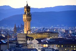 Abendlicher Blick vom Piazza Michelangelo auf den Palazzo Vecchio und Florenz, Toscana, Italien