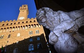 Palazzo Vecchio und Figuren des Loggia dei Lanzi am Piazza della Signoria, Florenz, Toscana, Italien