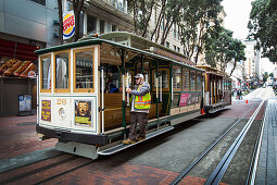Betrieb der alten Straßenbahn Cable Car in San Francisco, USA\n