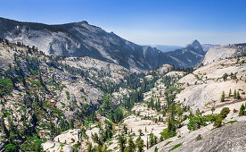 Am Olmsted Point im Yosemite Nationalpark, mit Blick auf Felsen Clouds Rest, USA\n