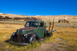 Verrosteter Oldtimer in der Geisterstadt Bodie, einer alten Goldgräberstadt in Kalifornien, USA\n