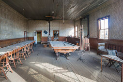 Saloon der Geisterstadt Bodie, einer alten Goldgräberstadt in Kalifornien, USA\n