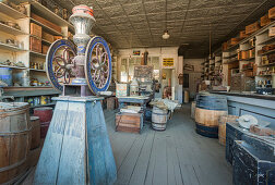 Ladengeschäft der Geisterstadt Bodie, einer alten Goldgräberstadt in Kalifornien, USA\n