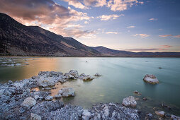 Am Ostufer des Mono Lake im Sonnenuntergang, Kalifornien, USA\n