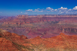 Rote Schluchten des Grand Canyon bei Sonne mit blauem Himmel, Arizona, USA