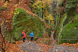 Man and woman hiking in the Elbe Sandstone Mountains, Kuhstall, Kirnitzschtal, Elbsandsteingebirge, Saxon Switzerland National Park, Saxon Switzerland, Saxony, Germany